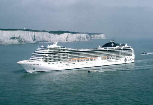 El elegante MSC Poesia frente a los acantilados de Dover(UK)